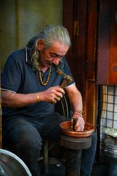Kadın bakır ustası erkeklere taş çıkartıyor