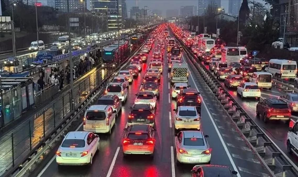 İstanbul'da Sağanak Yağış Trafiği Felç Etti: Yoğunluk Yüzde 78'i Buldu