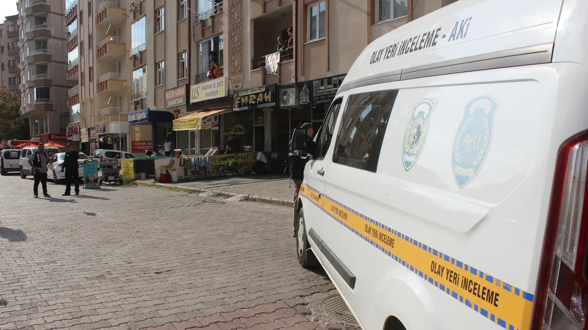 Aksaray'da Yürek Yakan Kaza: Balkonda Çay İçerken 5. Kattan Düşen Adam Can Pazarı Yaşıyor