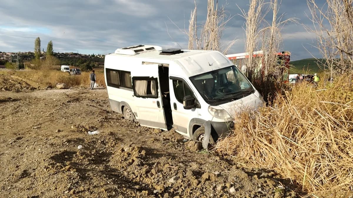 Balıkesir'de işçi servisi şarampole yuvarlandı: 13 yaralı