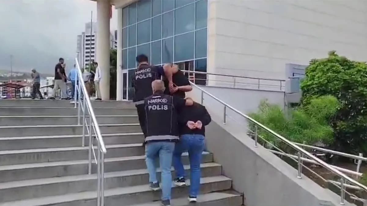 200 bin TL'lik otomobille 2,5 milyon TL'lik kokain taşıdılar! Motor kısmına gizlemişler