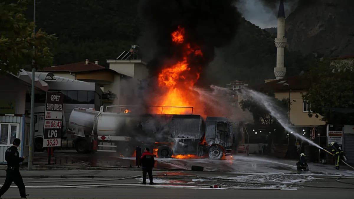 Denizli'de yakıt boşaltan tanker alevlerin arasında kaldı: 1 ağır yaralı