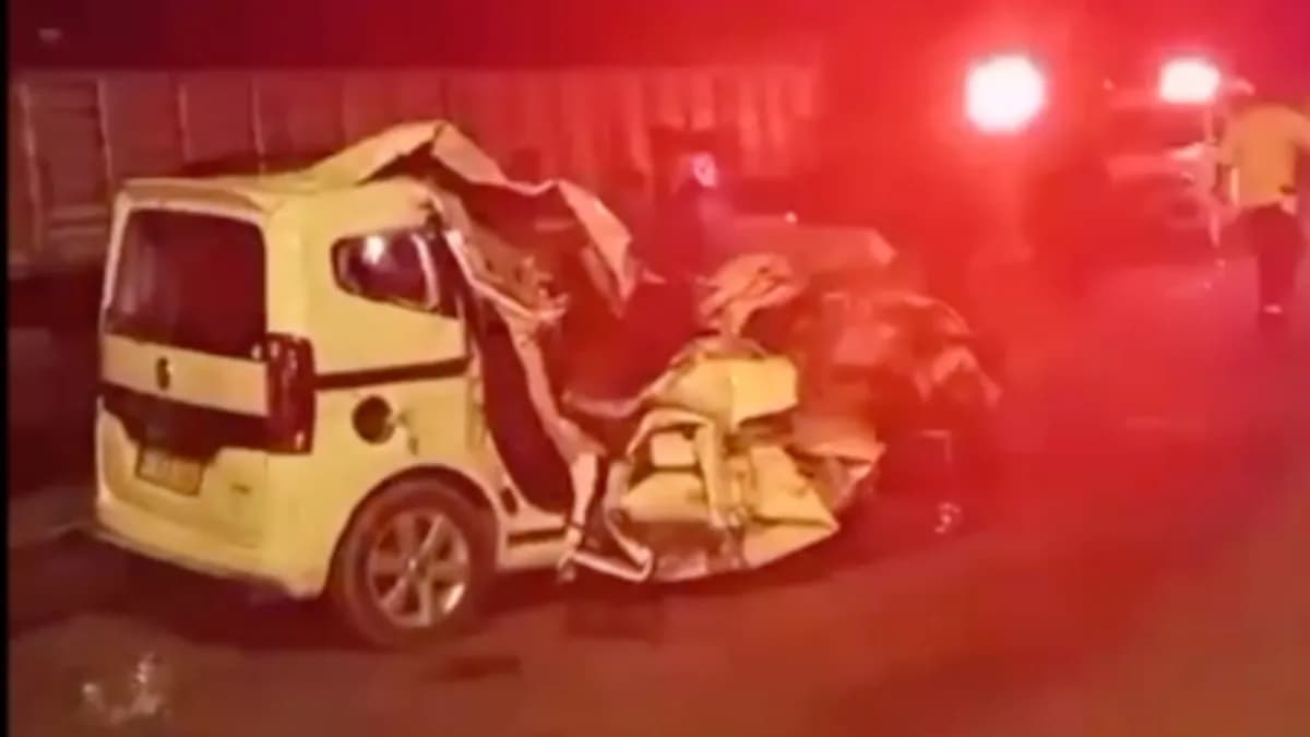 Mardin'de Trafik Kazası: TIR'a Çarpan Araçta 6 Kişi Ağır Yaralandı